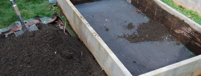 Hardware cloth liner for raised beds