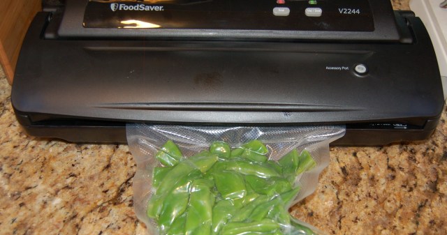 FoodSaver sealing green beans